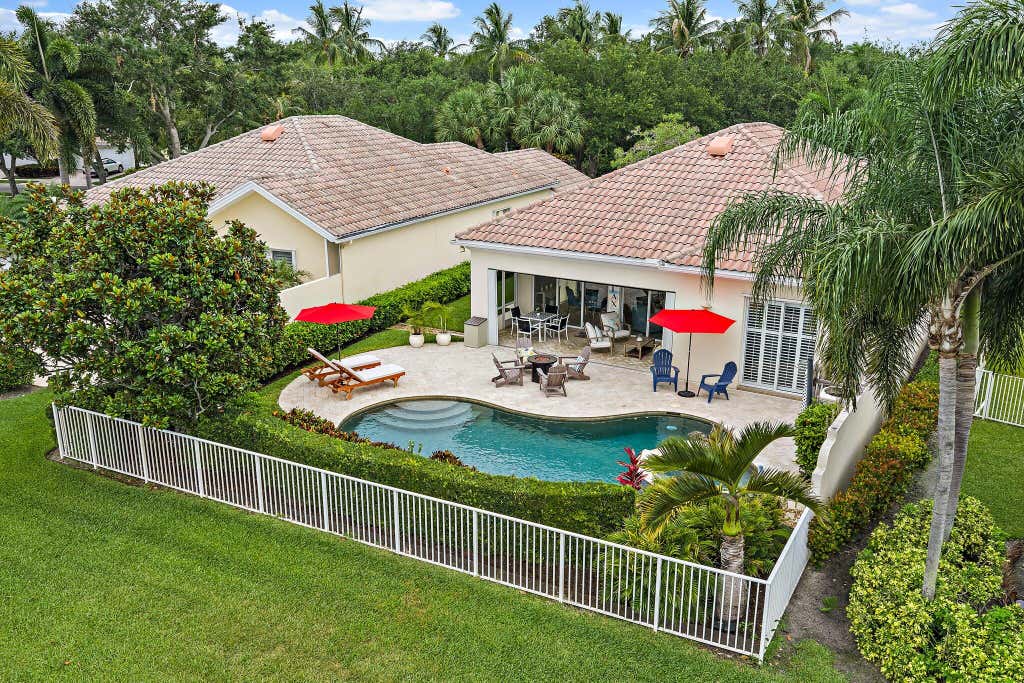 Photo of 102 Euphrates Circle, Palm Beach Gardens, FL 33410 (MLS # B26035644)