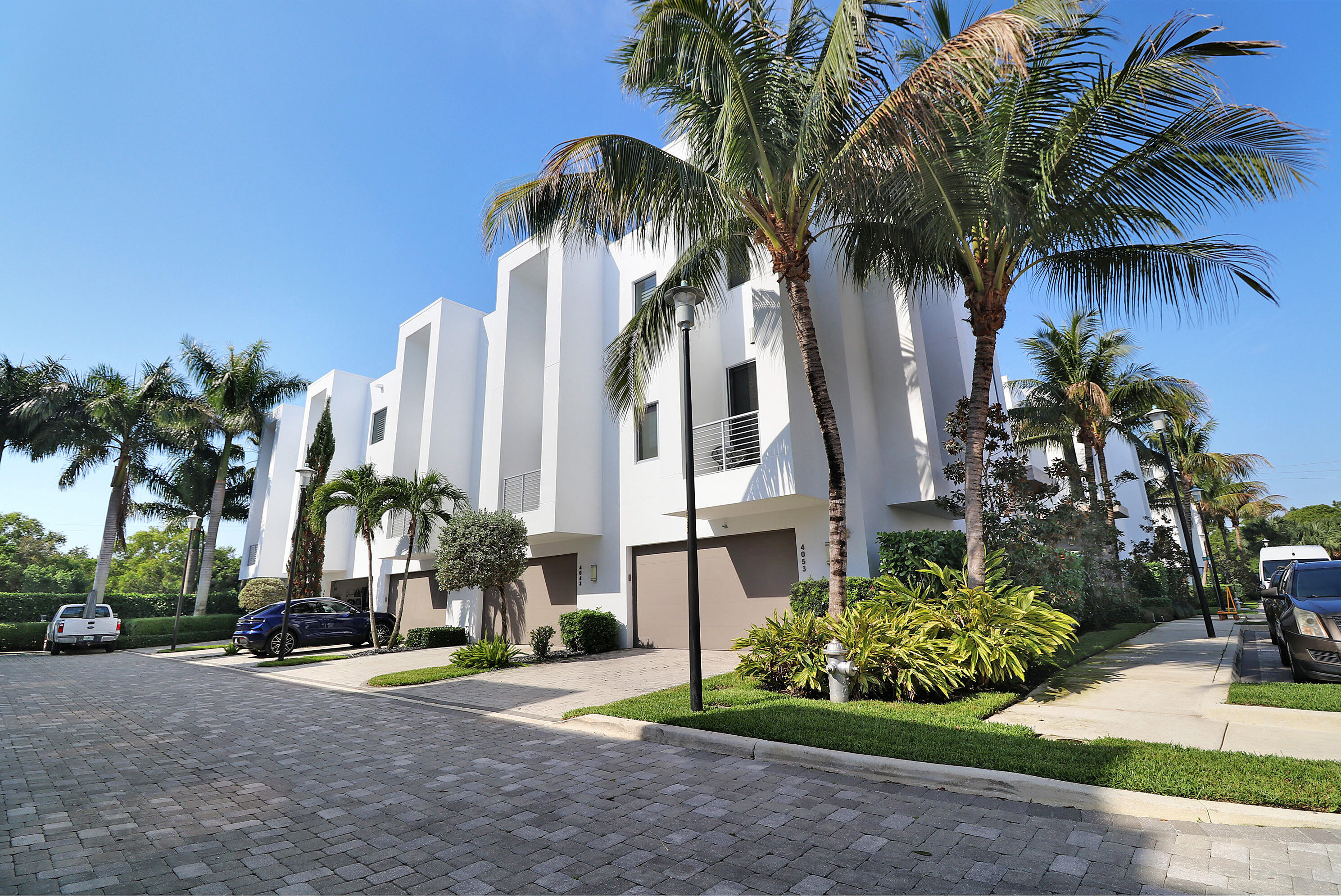 SPANISH RIVER TOWNHOMES / Moderne Boca - Residential