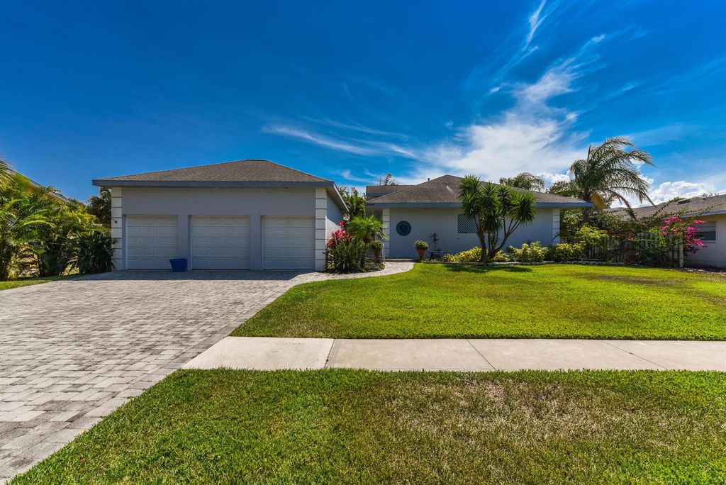 Photo of 11900 SE Plutus Avenue, Hobe Sound, FL 33455 (MLS # R11009508)