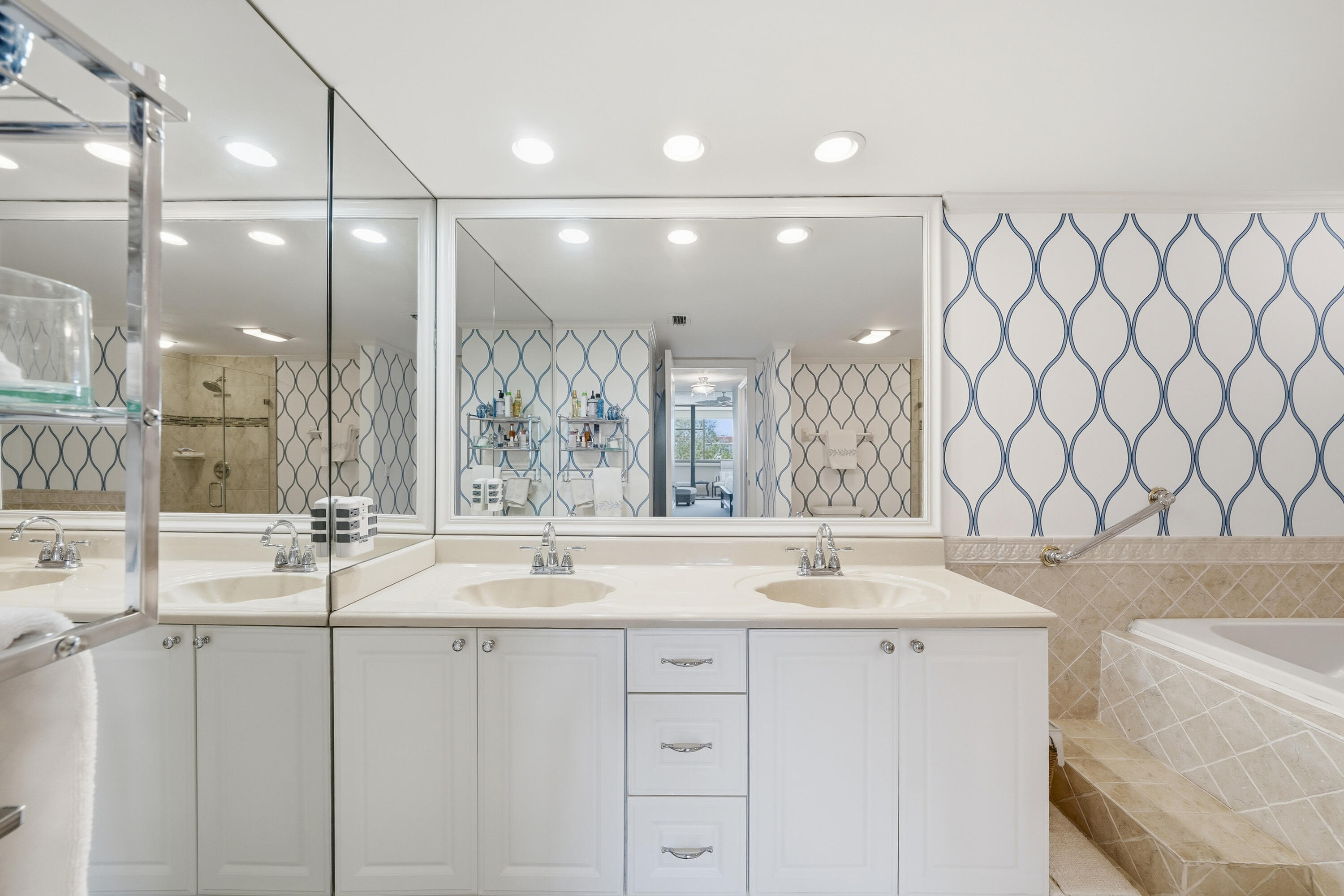 ROBLES DEL MAR (OAKS OF THE SEA) - Residential