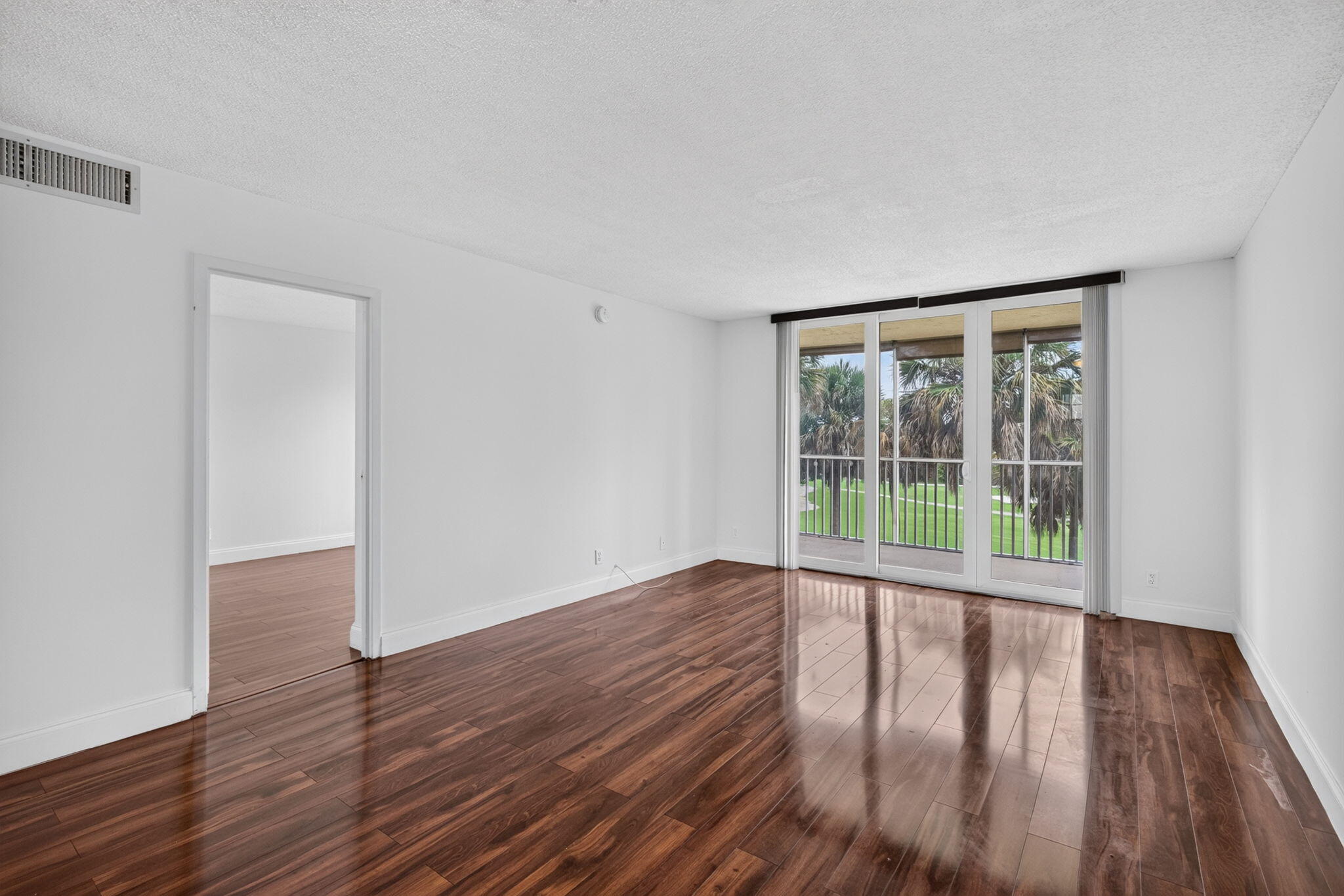 250 Jacaranda Drive 411, Plantation, FL, 33324/$165,000 4 250 Jacaranda Drive 411