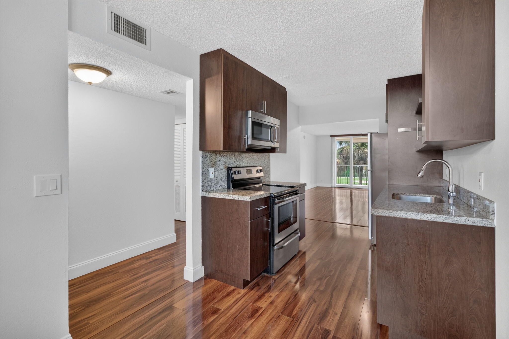 250 Jacaranda Drive 411, Plantation, FL, 33324/$165,000 2 250 Jacaranda Drive 411