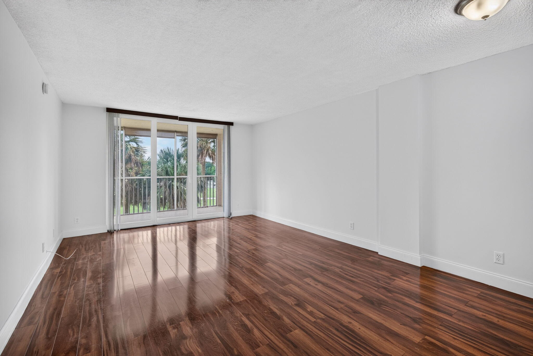 250 Jacaranda Drive 411, Plantation, FL, 33324/$165,000 3 250 Jacaranda Drive 411