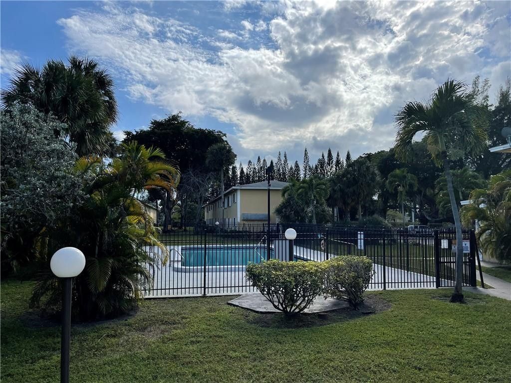 Photo of 550 SE 2nd Avenue #G5, Deerfield Beach, FL 33441 (MLS # F10530421)