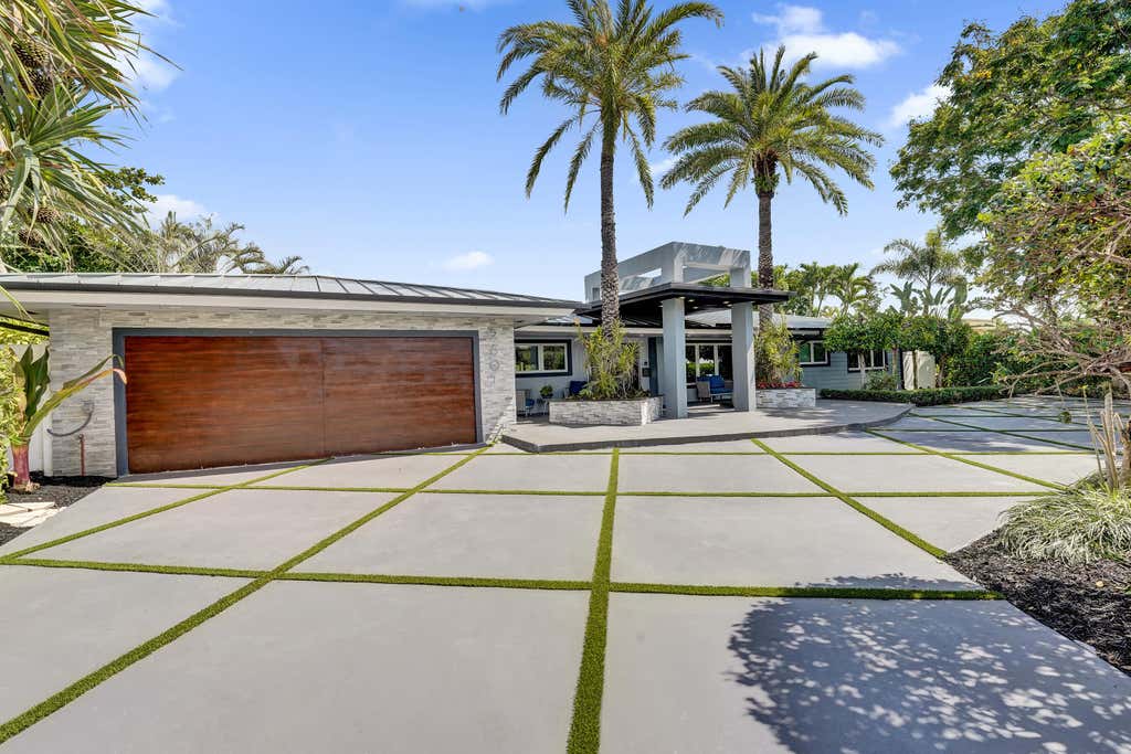 Photo of 2601 NE 29TH Street, Fort Lauderdale, FL 33306 (MLS # B26068265)