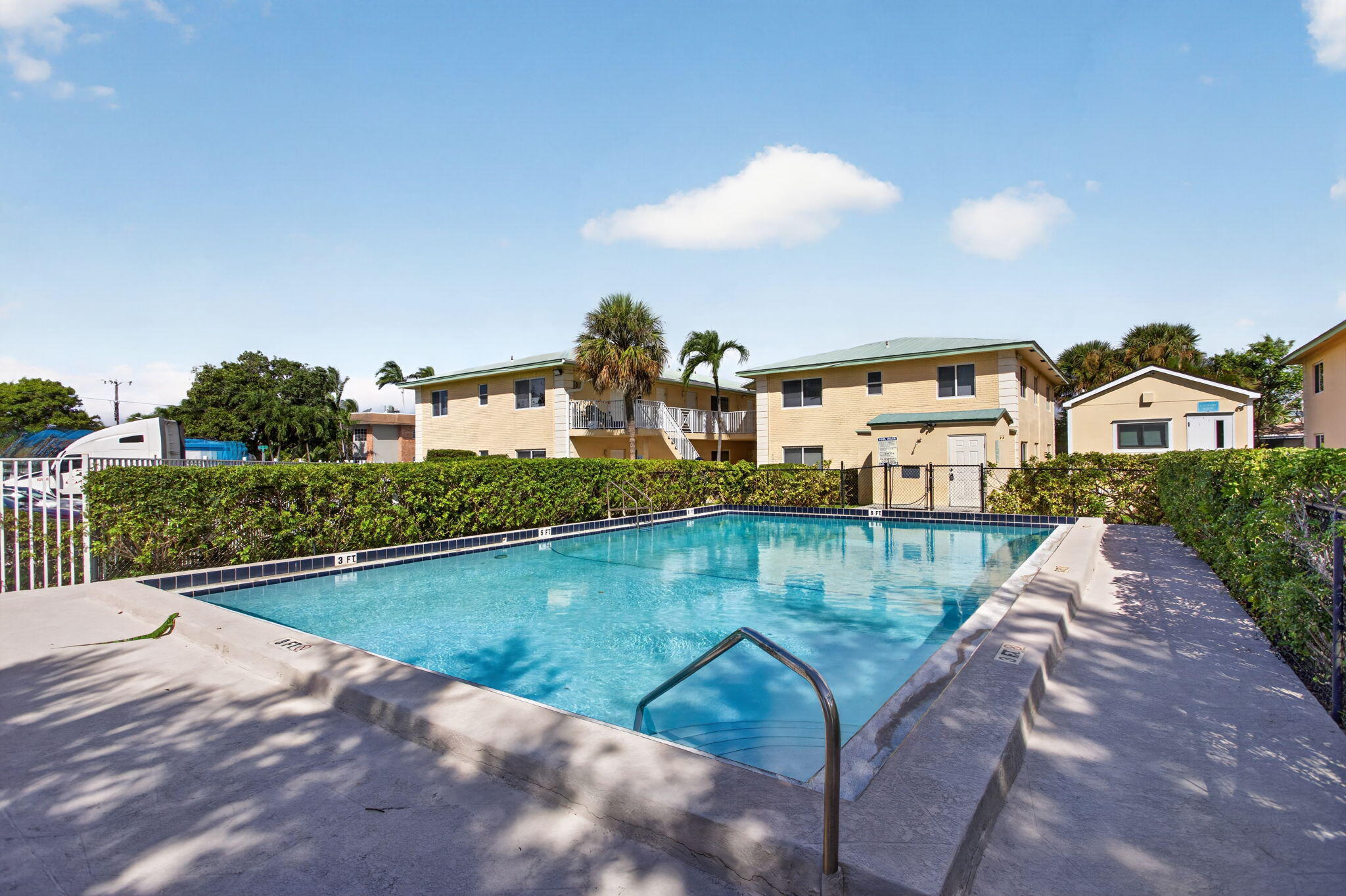 901 Pine Drive 10