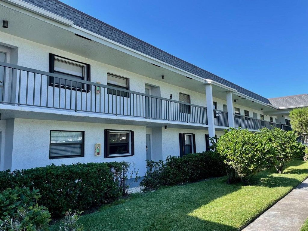 Photo of 1271 SE Parkview Place #H4, Stuart, FL 34994 (MLS # R11145681)