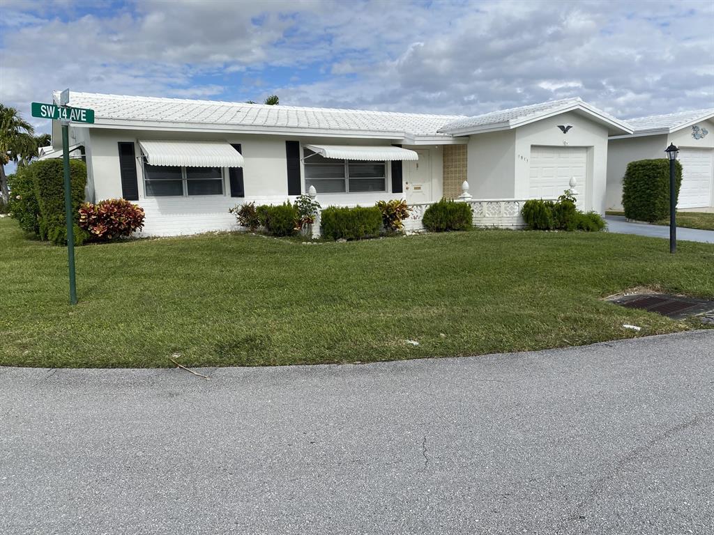 FABULOUS LOCATION close to I95, all the happenings of both Boynton Beach and Delray Beach entertainment , dining and shopping. Minutes to Beach. Corner lot home on quiet street. Home has brand new tile floors in all living areas. Wooden kitchen cabinets with white appliances. Kitchen pass through to the large family room with sliders to an exterior patio. Both baths have newer vanities and commodes. Washer dryer in the garage, Come see!!!!, .