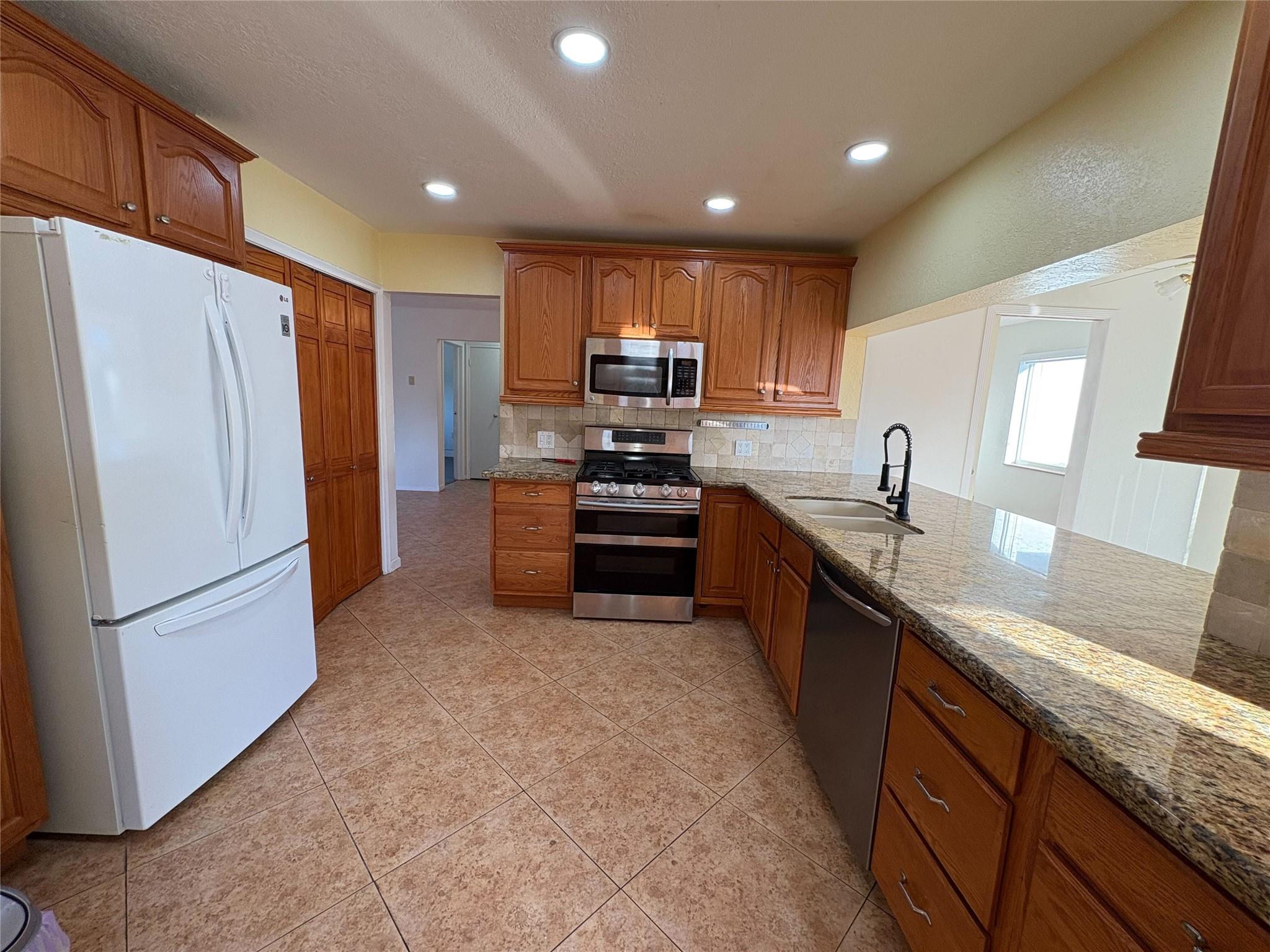 SUNRISE GOLF VILLAGE SEC2 - Residential Lease