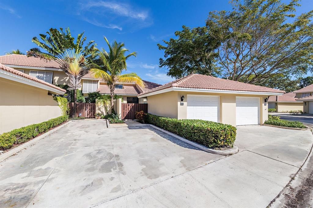 Photo of 204 Old Meadow Way Way #204, Palm Beach Gardens, FL 33418 (MLS # R10772469)