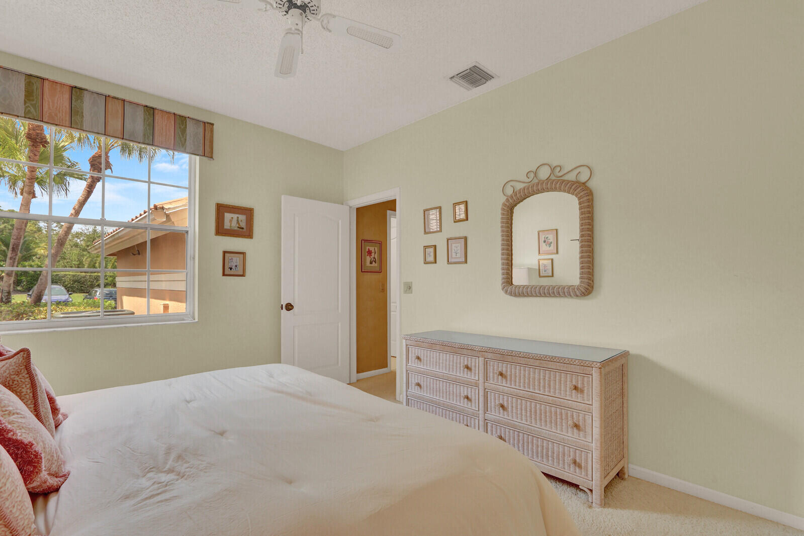 LEGENDS CONDO - Residential