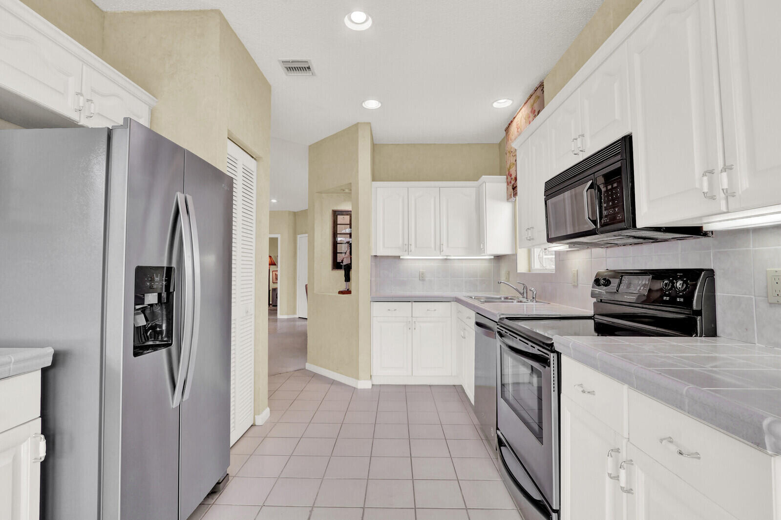 LEGENDS CONDO - Residential