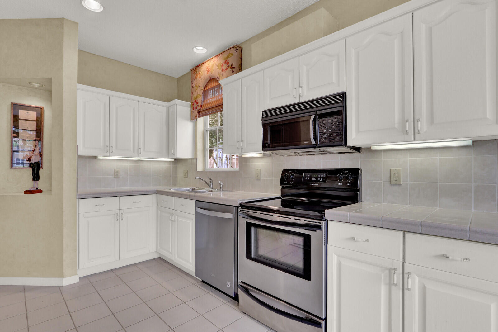 LEGENDS CONDO - Residential