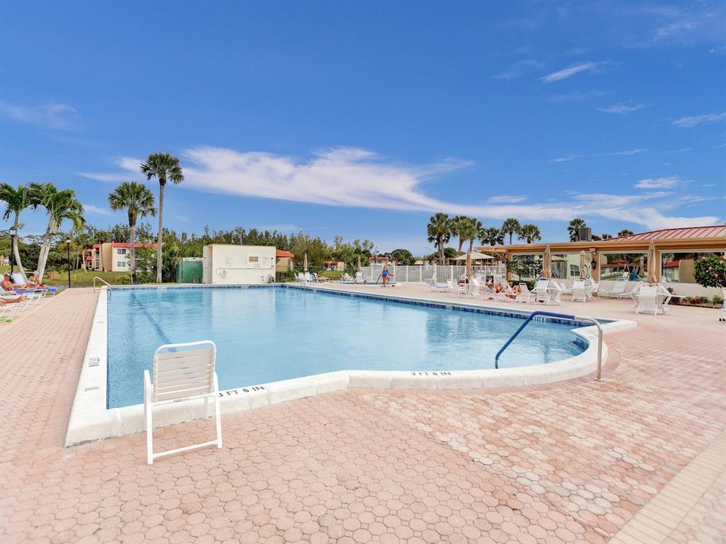 GOLDEN LAKES VILLAGE COND - Residential