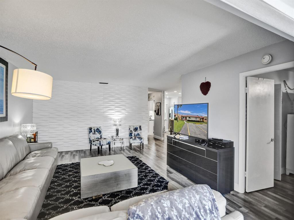 GOLDEN LAKES VILLAGE COND - Residential