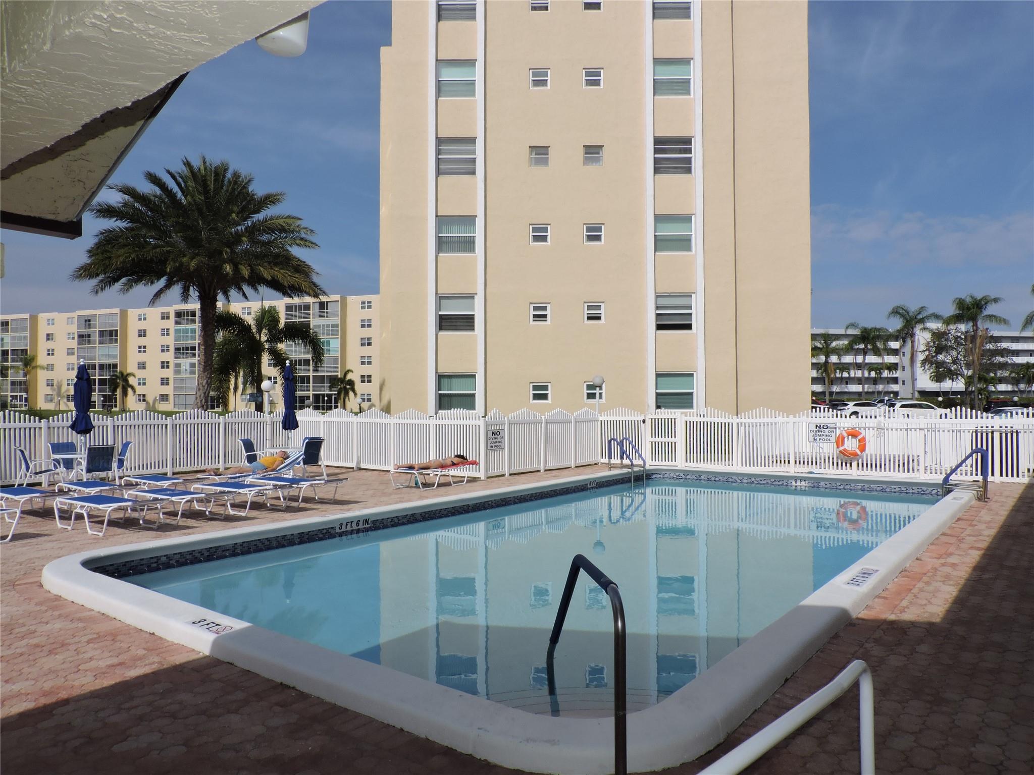 MEADOWBROOK LAKES VIEW - Residential