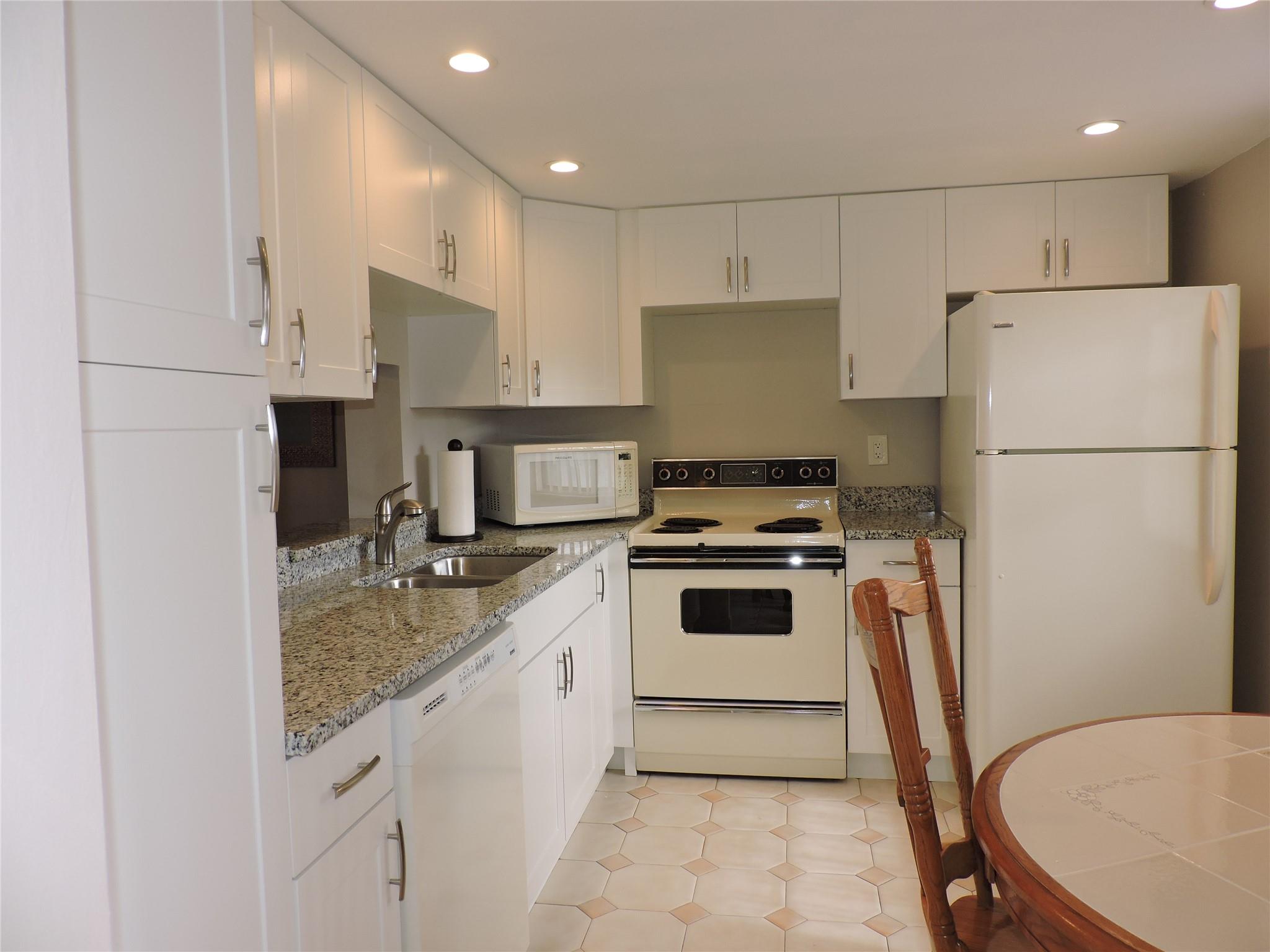 MEADOWBROOK LAKES VIEW - Residential