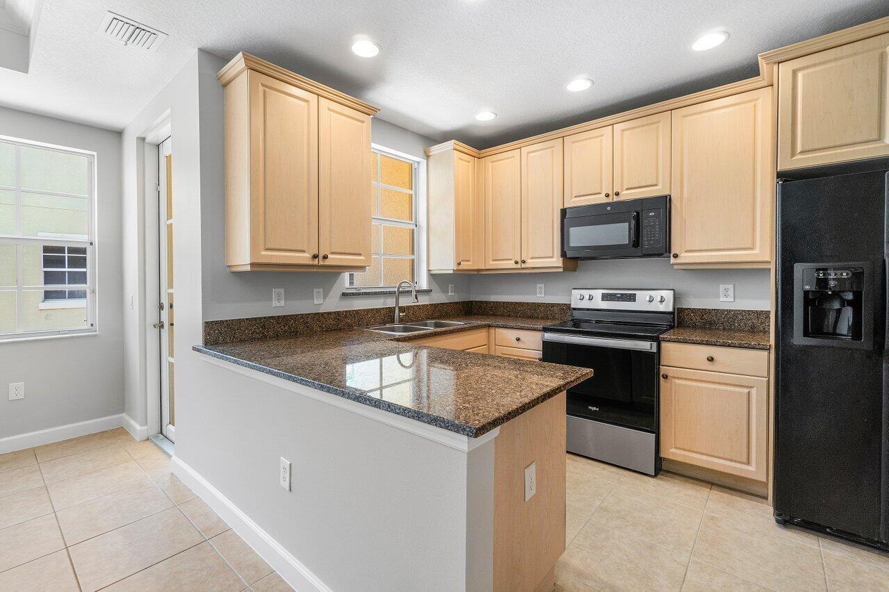 HARBOUR OAKS - Residential