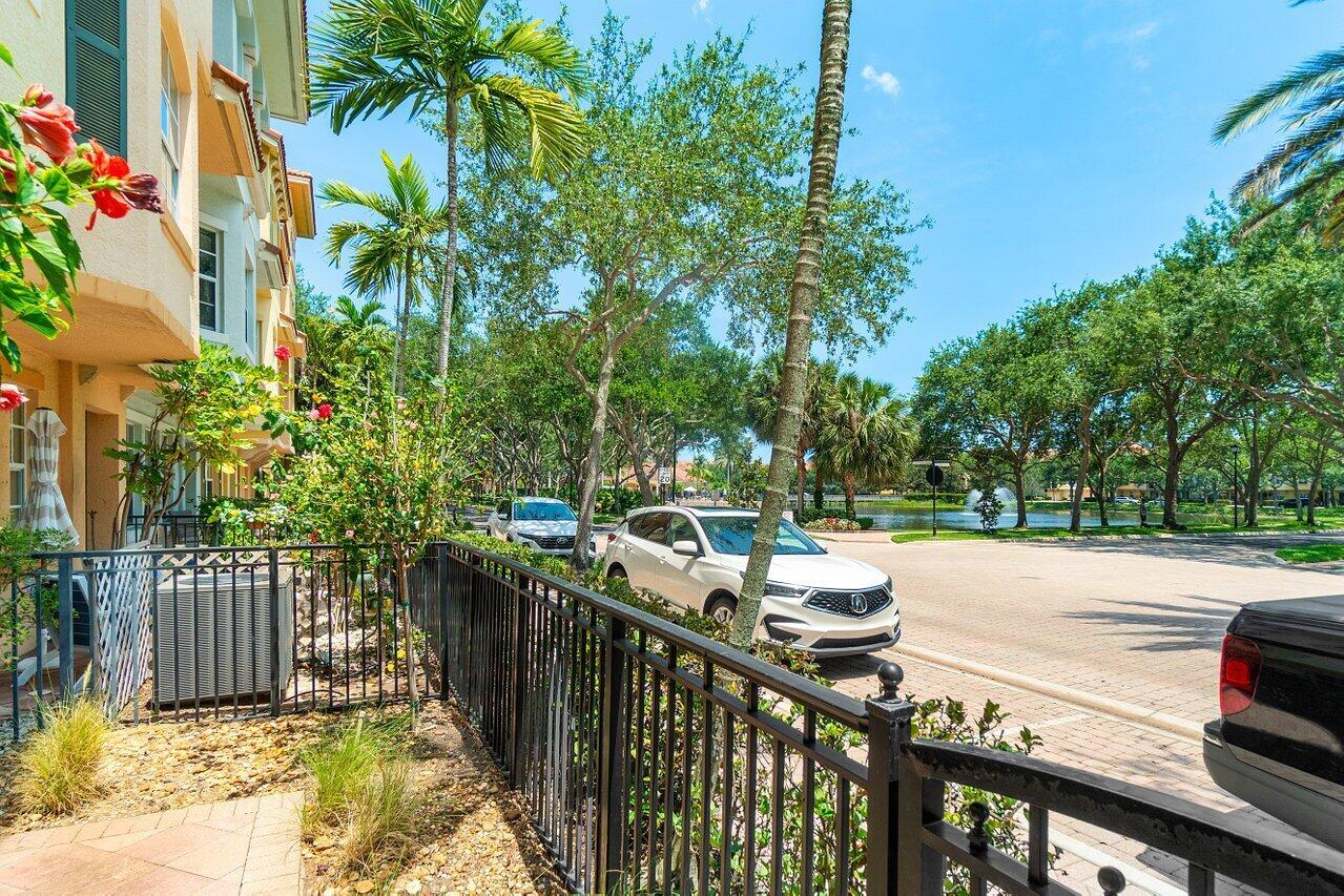 HARBOUR OAKS - Residential