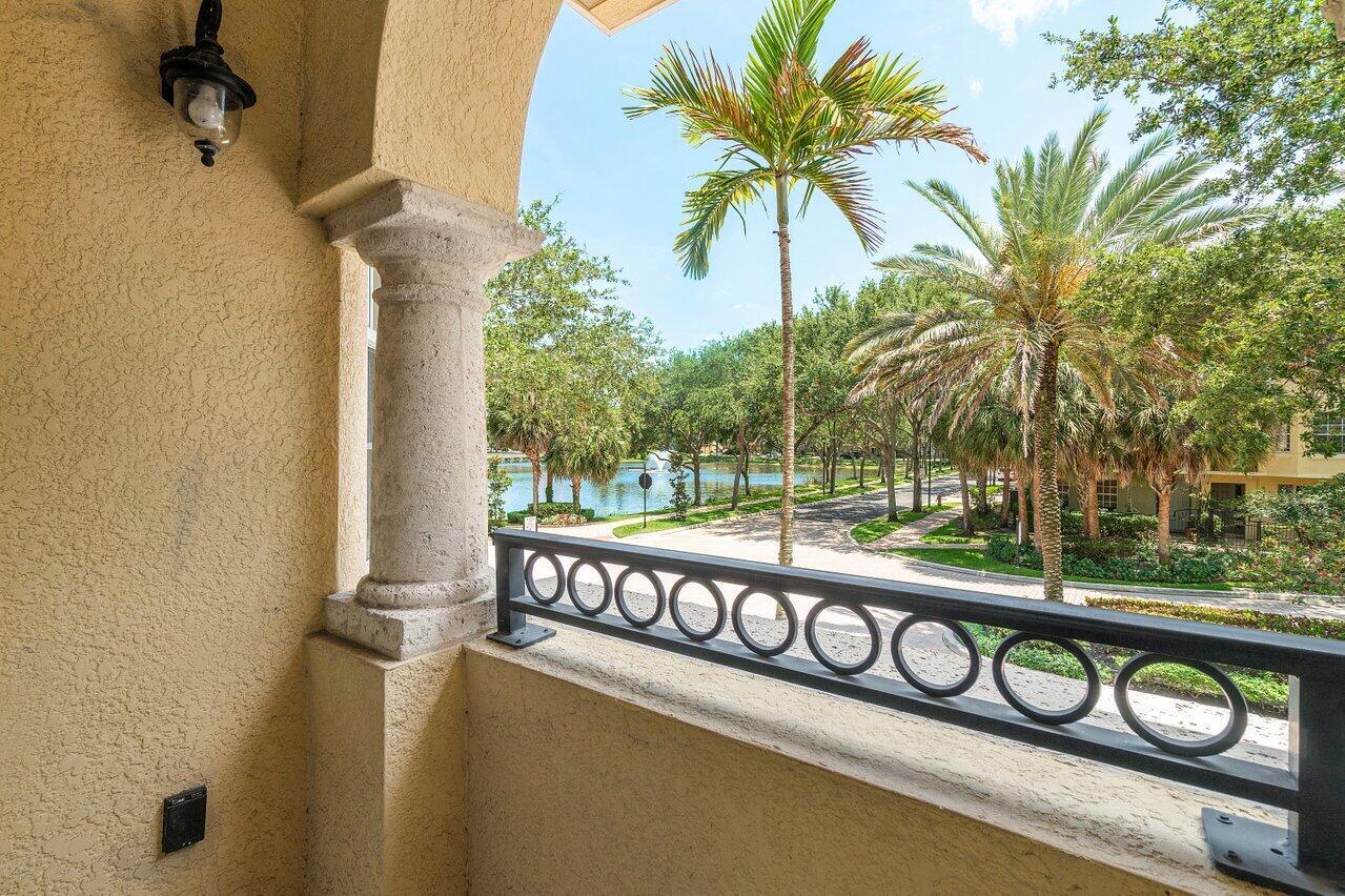 HARBOUR OAKS - Residential