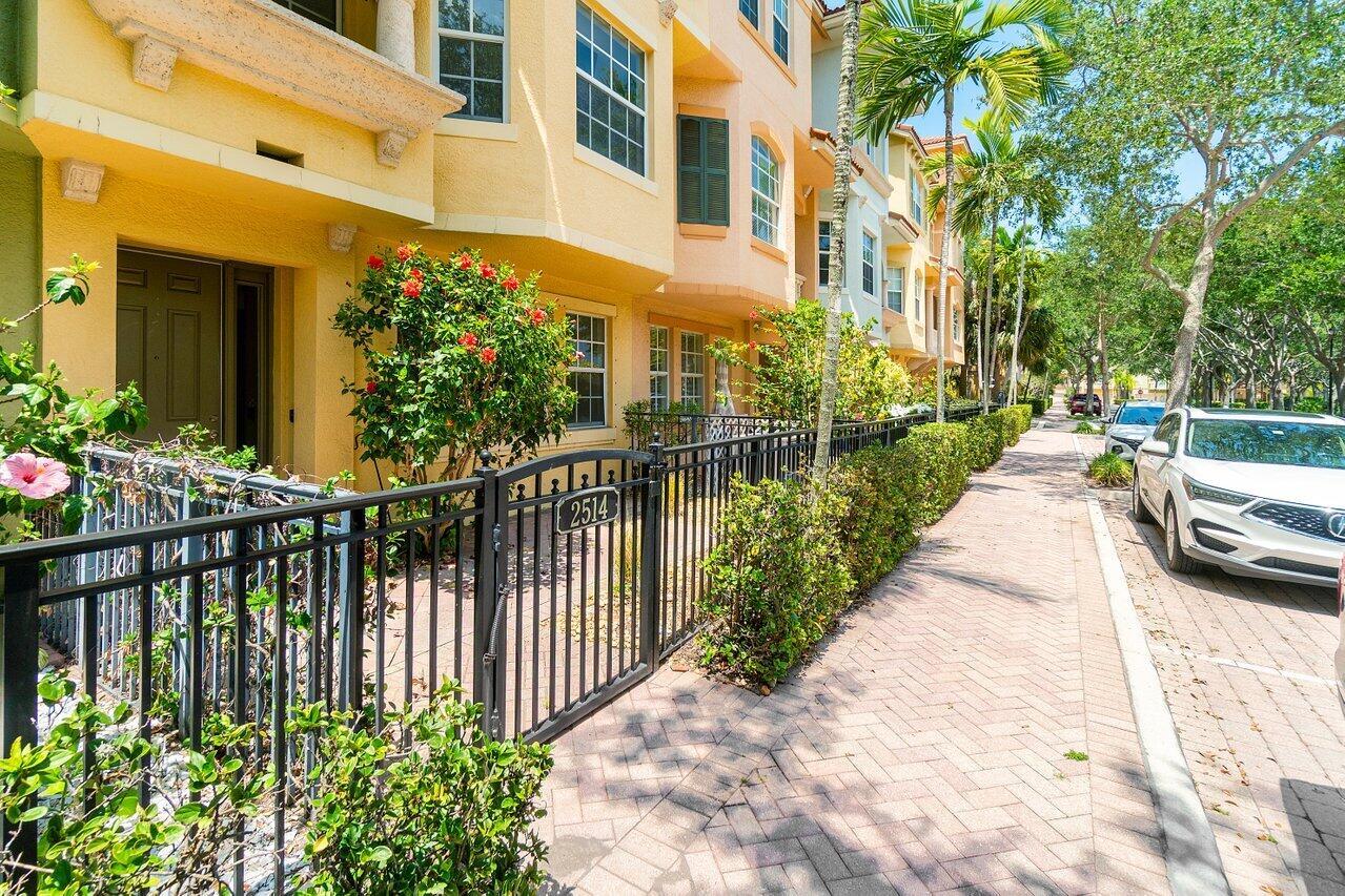 HARBOUR OAKS - Residential