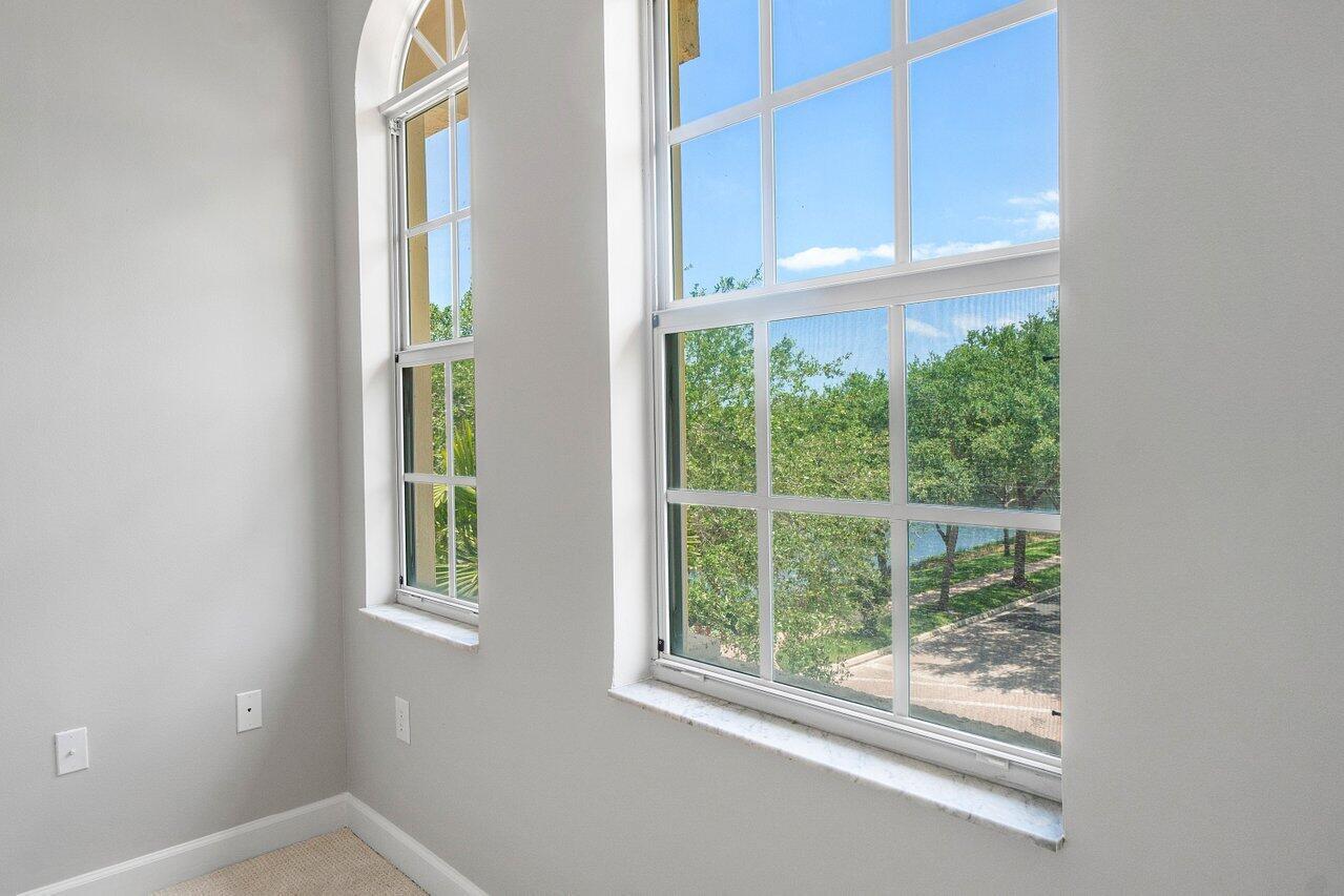 HARBOUR OAKS - Residential