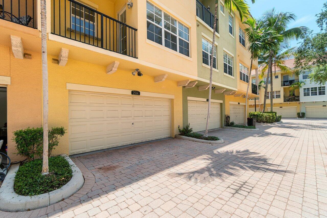 HARBOUR OAKS - Residential