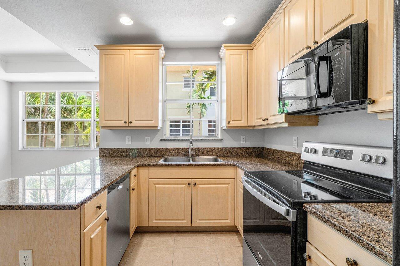 HARBOUR OAKS - Residential