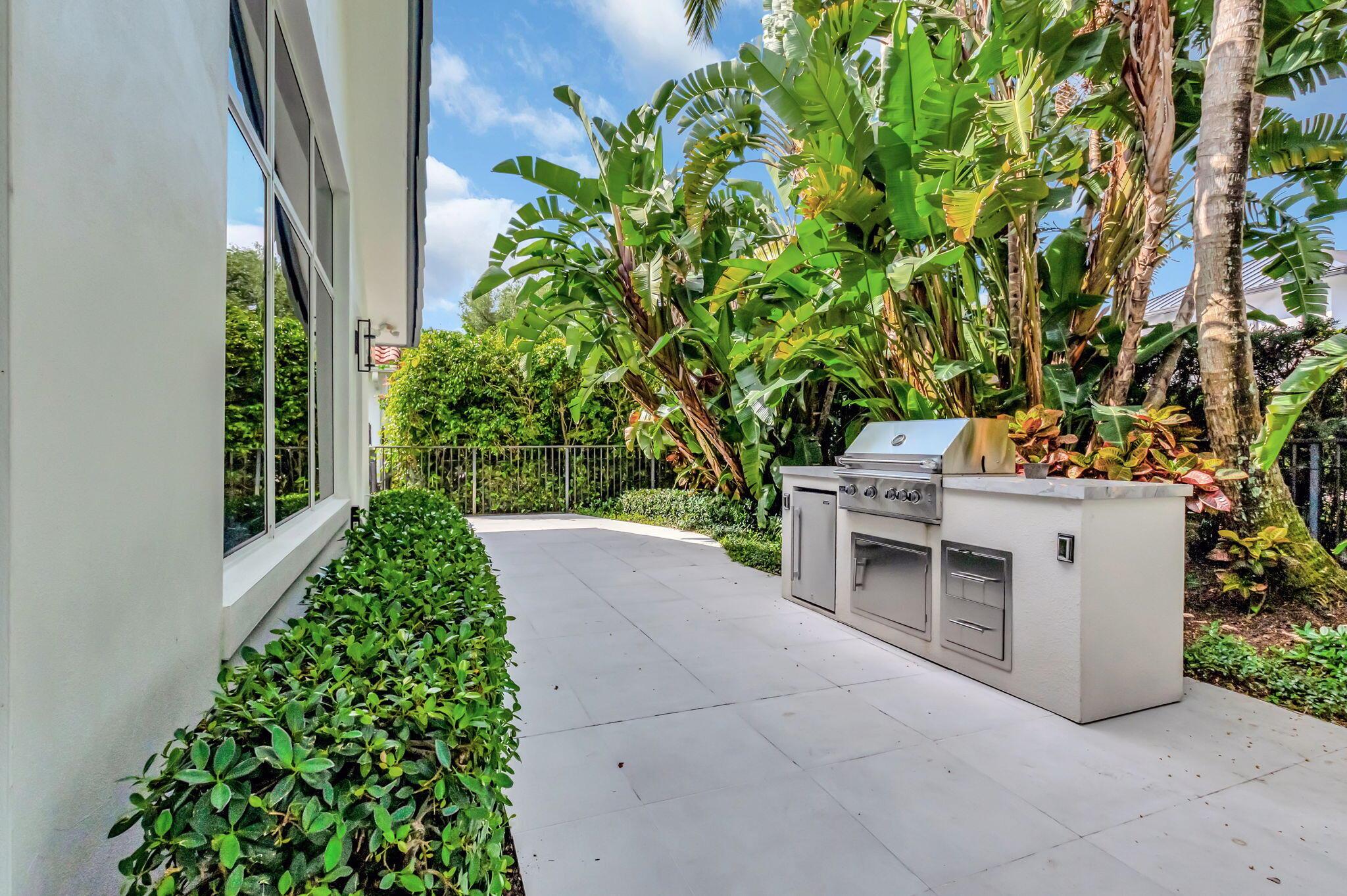 HAMPTONS WOODFIELD COUNTR - Residential