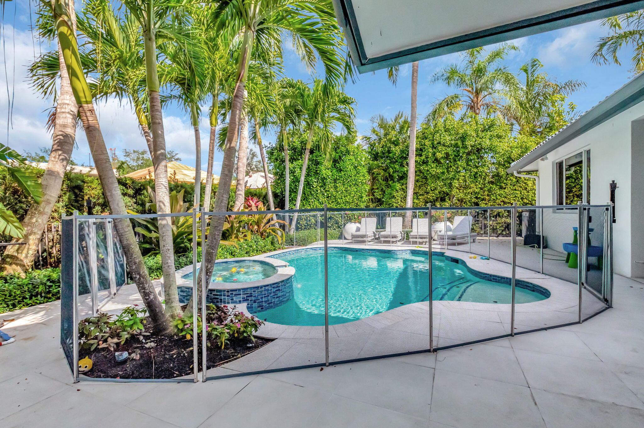 HAMPTONS WOODFIELD COUNTR - Residential