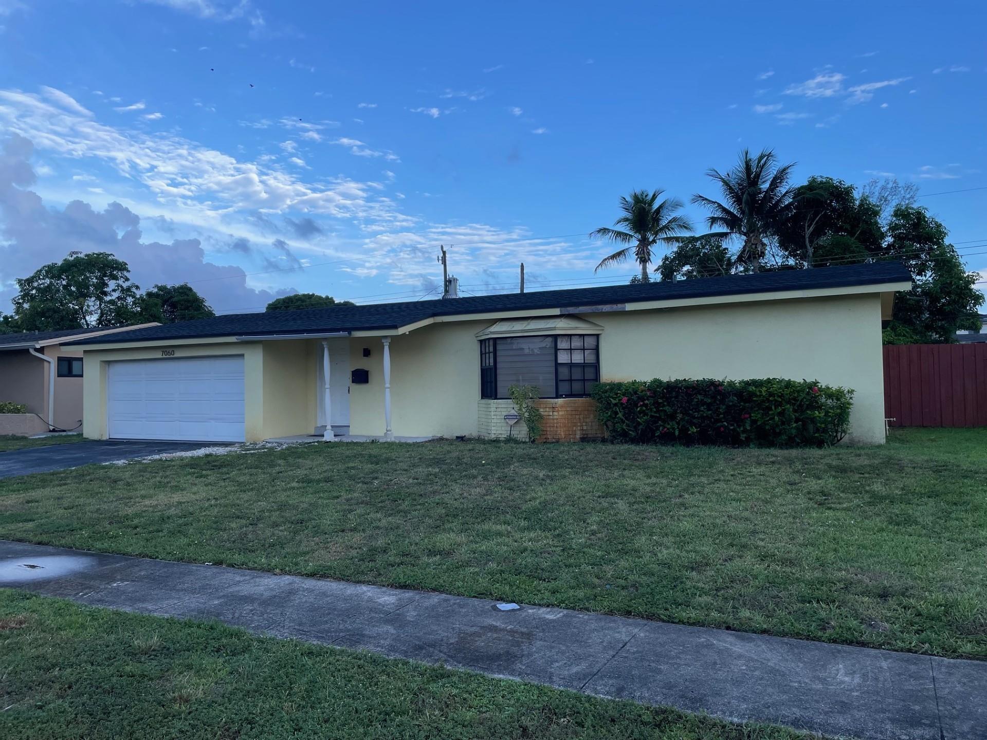 BEAUTIFULL SINGLE FAMILY HOME 4BED / 2 BATHROOMS AND 2 CAR GARAGE . TOTALLY REMODELING WHITE LUXURY KITCHEN WITH QUARZ COUNTER TOPS , NEW VANITIES IN UPDATE BATHROOMS , NEW FRESH PAINT WITH VINYL FLOORING THROUGHT THE HOUSE , BLINDS AND BRITHT LIGHTS , DIRECT VIEW TO THE POOL COVERING THE WHOLE BACK YARD , READY TO MOVE IN NO HOA DONT ... MISS IT !