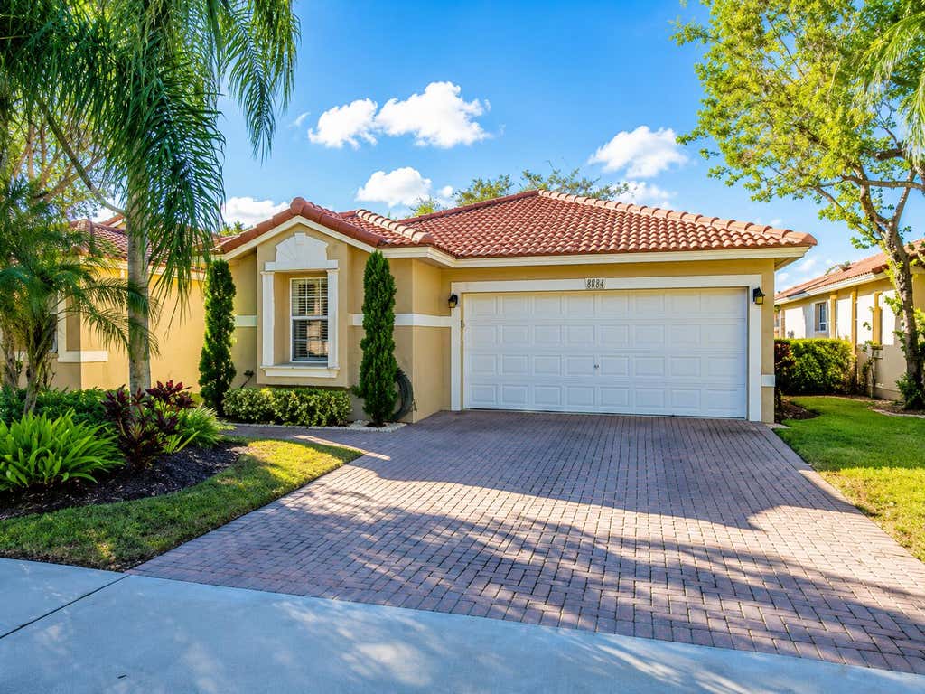 Photo of 4119 SAPPHIRE Bend, Weston, FL 33331 (MLS # B26059707)