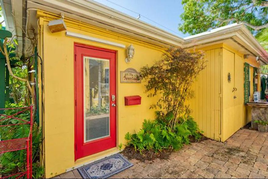 Beautiful Artist Cottage in the beautiful city of West Palm Beach , is like small retreat that you come to get away.  The trees gives the feeling of entering an oasis. 1 bedroom 1 bath kitchen.  near amazing restaurants, shopping and beach.  perfect for you to put your personal touch. Fully furniture