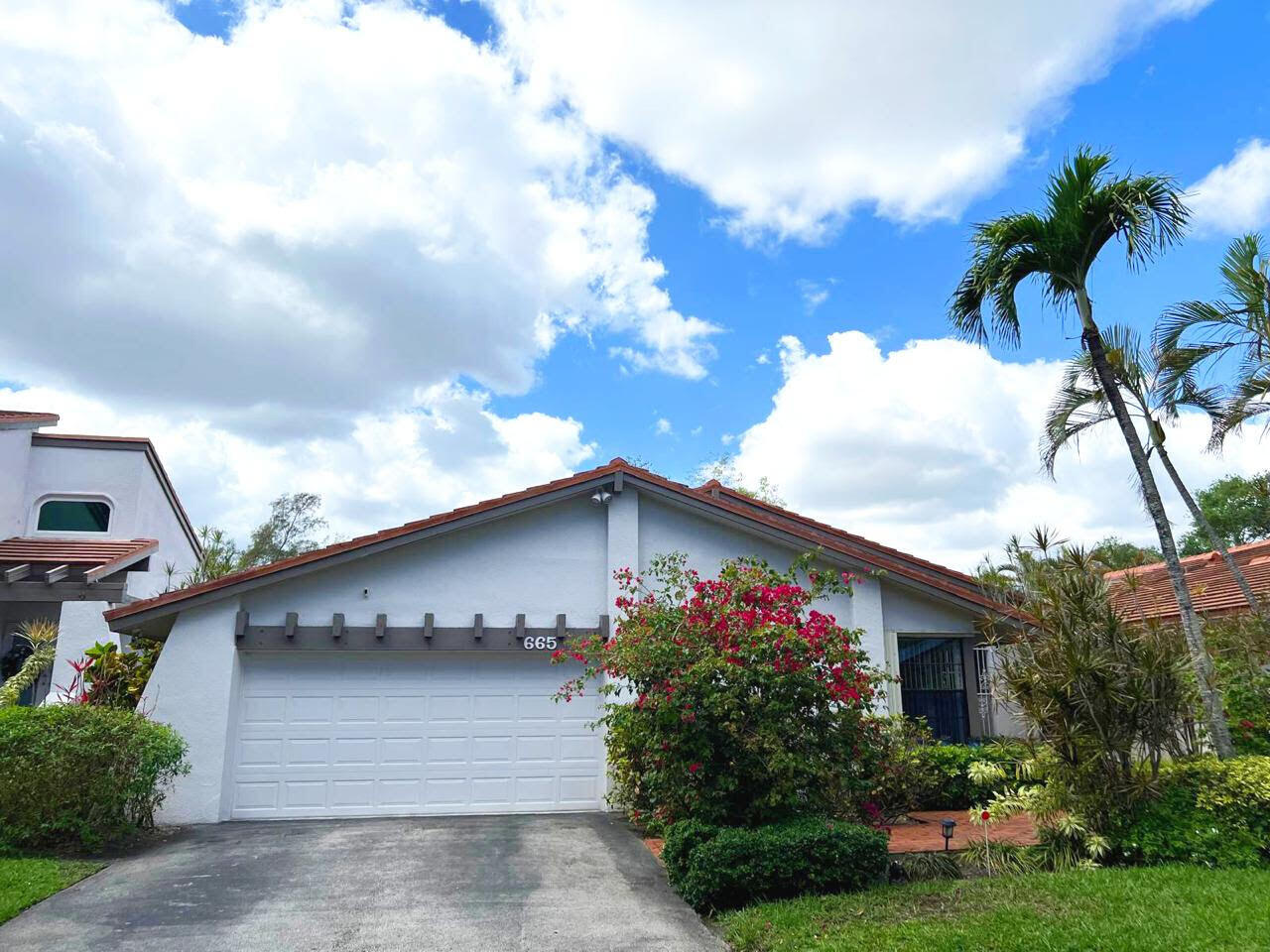 HOLLOWS OF DEER CREEK CONDO - Residential