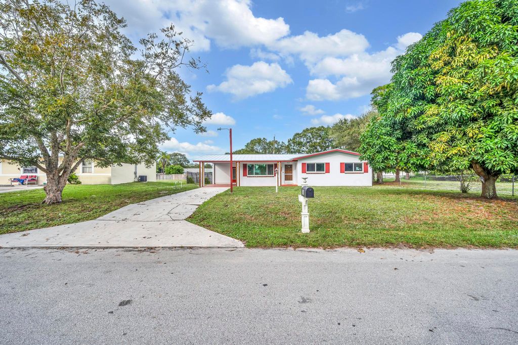 Photo of 908 Skylark Drive, Fort Pierce, FL 34982 (MLS # R10941608)