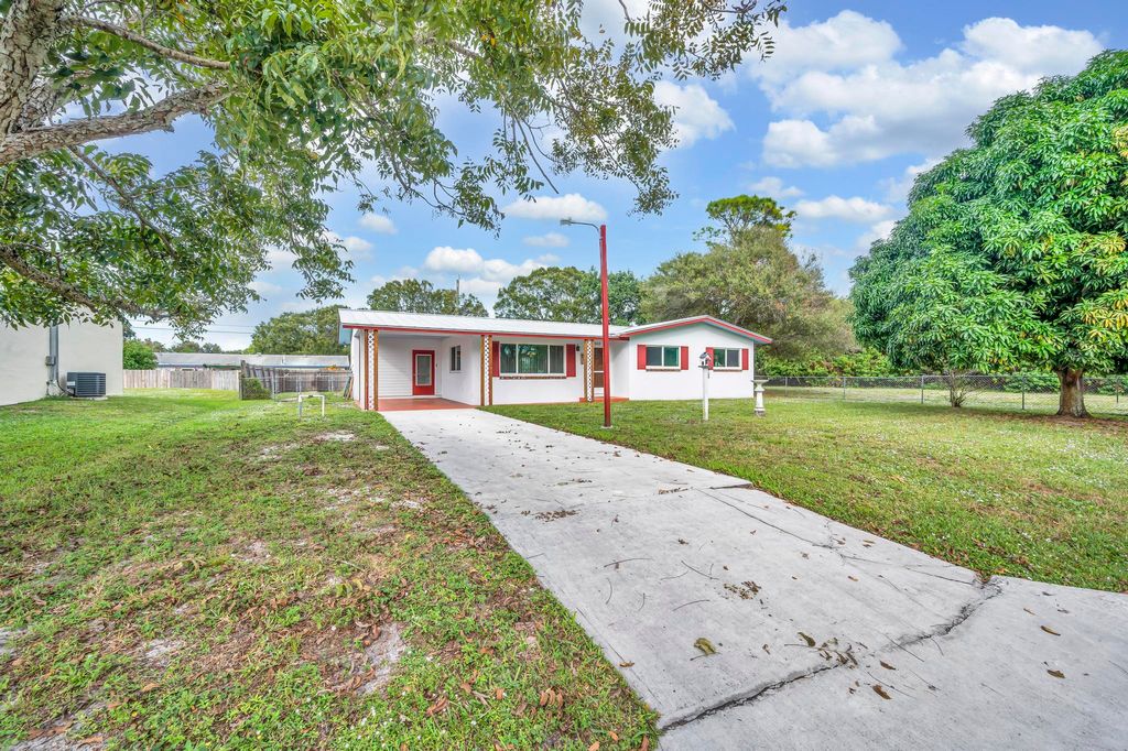 Photo of 908 Skylark Drive, Fort Pierce, FL 34982 (MLS # R10941608)
