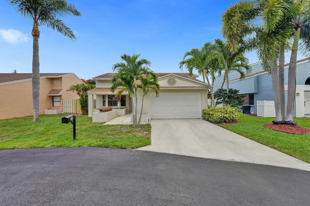 Photo of 11 Kyle Way, Boynton Beach, FL 33426 (MLS # R10902772)