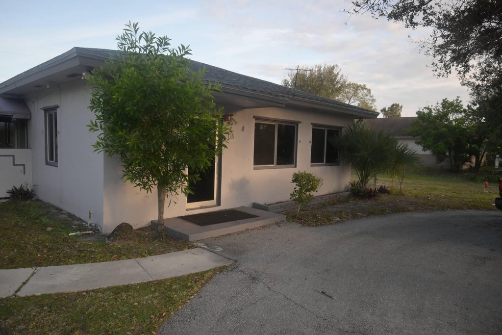 Photo of 111 SW 10th Avenue, Delray Beach, FL 33444 (MLS # R11109786)