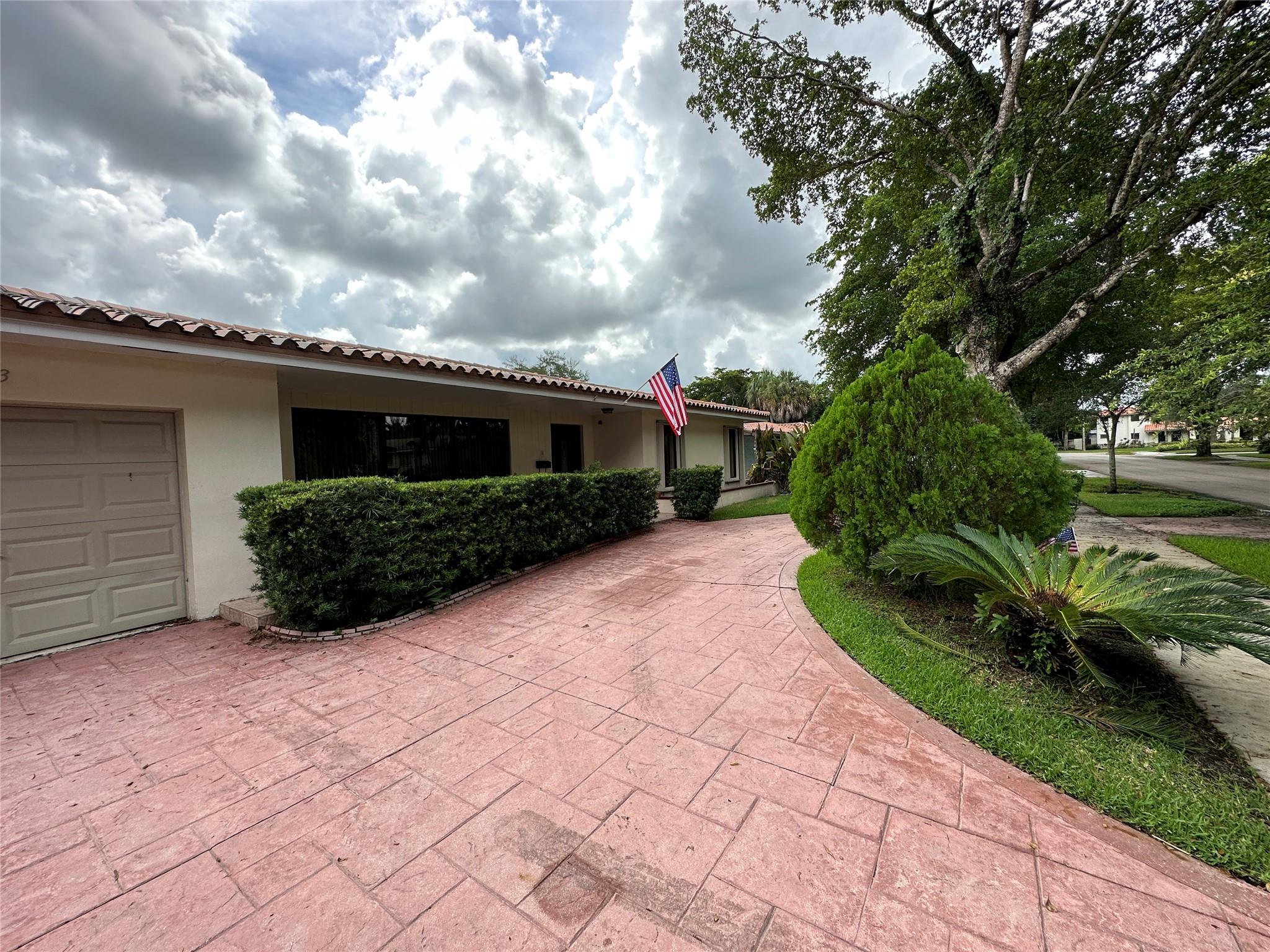 MIAMI LAKES LOCH NESS SEC - Residential