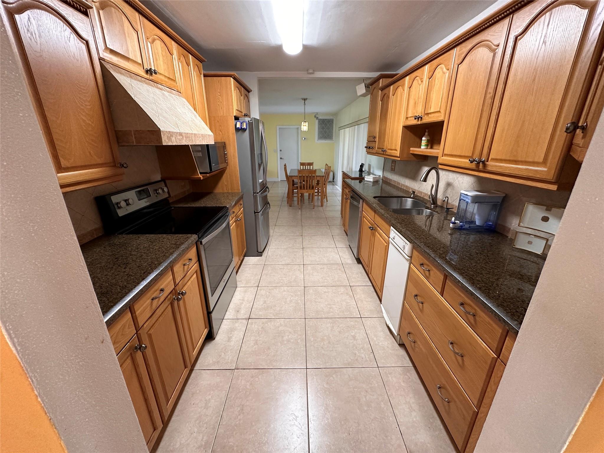 MIAMI LAKES LOCH NESS SEC - Residential