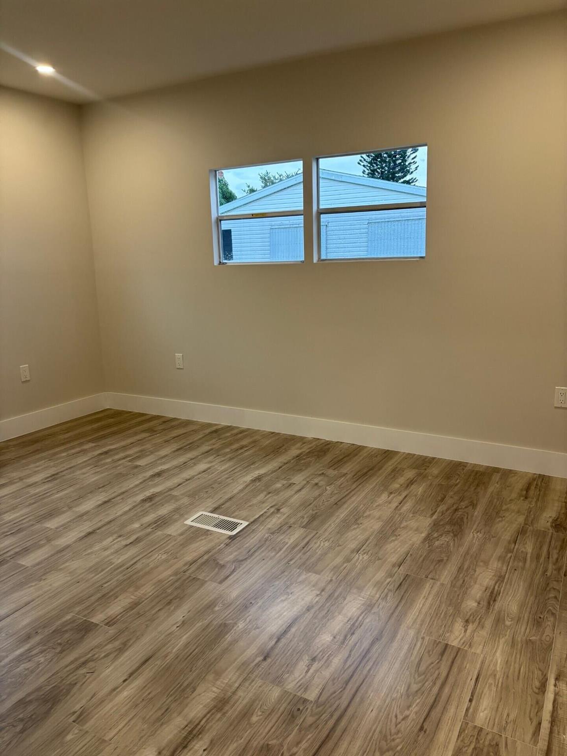 COUNTRY KNOLLS - Residential