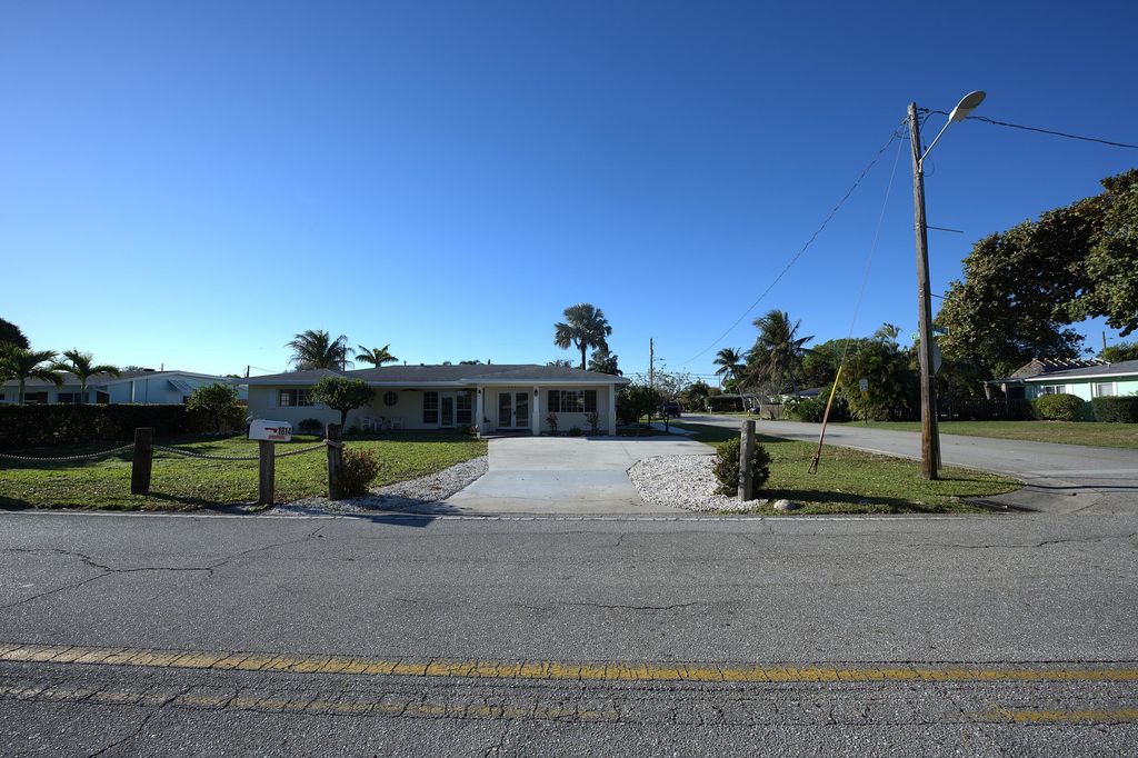 Photo of 1814 Lake Osborne Drive, Lake Worth Beach, FL 33461 (MLS # B26004320)