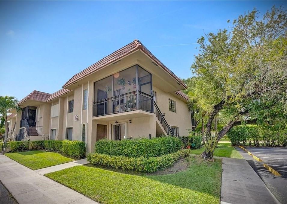 Photo of 334 LAKEVIEW Drive #204, Weston, FL 33326 (MLS # B26077221)