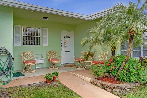 Photo of 201 Bayview Avenue #D, Boynton Beach, FL 33435 (MLS # B26013911)