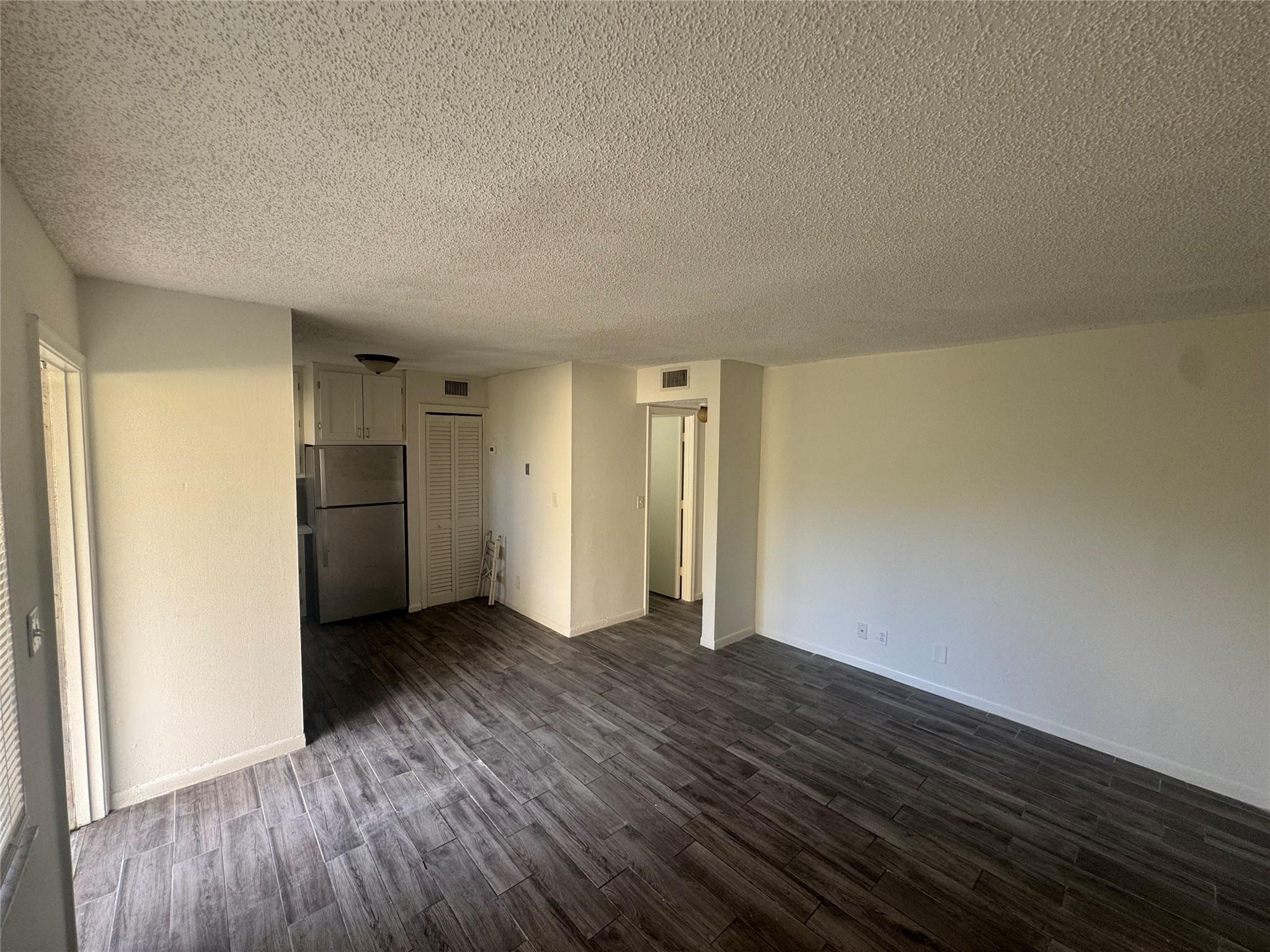 Available Now!
? 2 Bed / 1 Bath condo with laundry, pool, and tennis court.
?? Water included in rent!
??? Great location — close to the beach, I-95, and shopping centers.
?? Move in with only first month + 1.5 months deposit.
Don’t miss this opportunity — schedule your showing today!