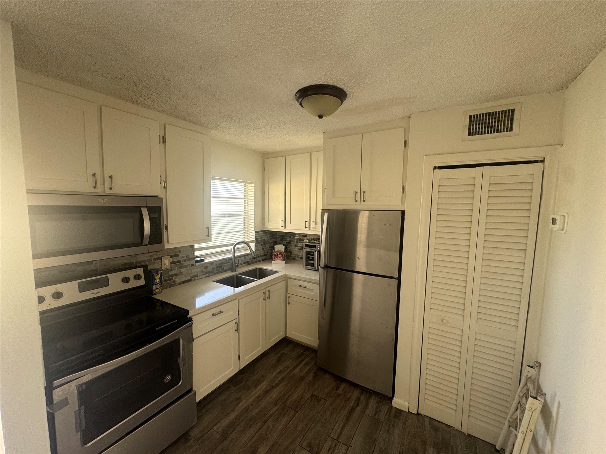 VILLAGE PARK AT OAKLAND C - Residential Lease