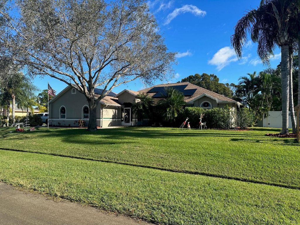 Photo of 633 NE Horizon Lane, Port Saint Lucie, FL 34983 (MLS # R10942813)