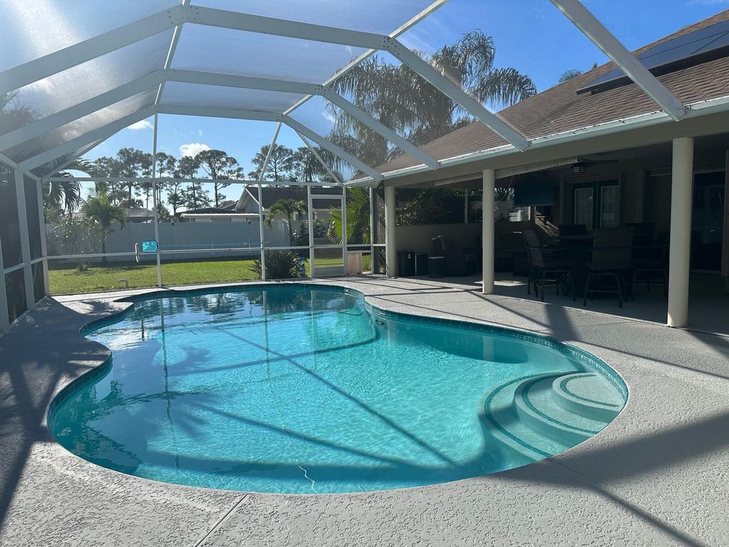 Photo of 633 NE Horizon Lane, Port Saint Lucie, FL 34983 (MLS # R10942813)