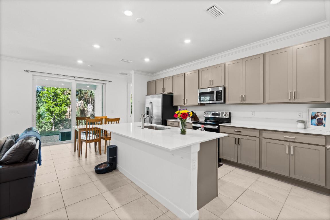 PALM VISTA EVERLANDS - Residential