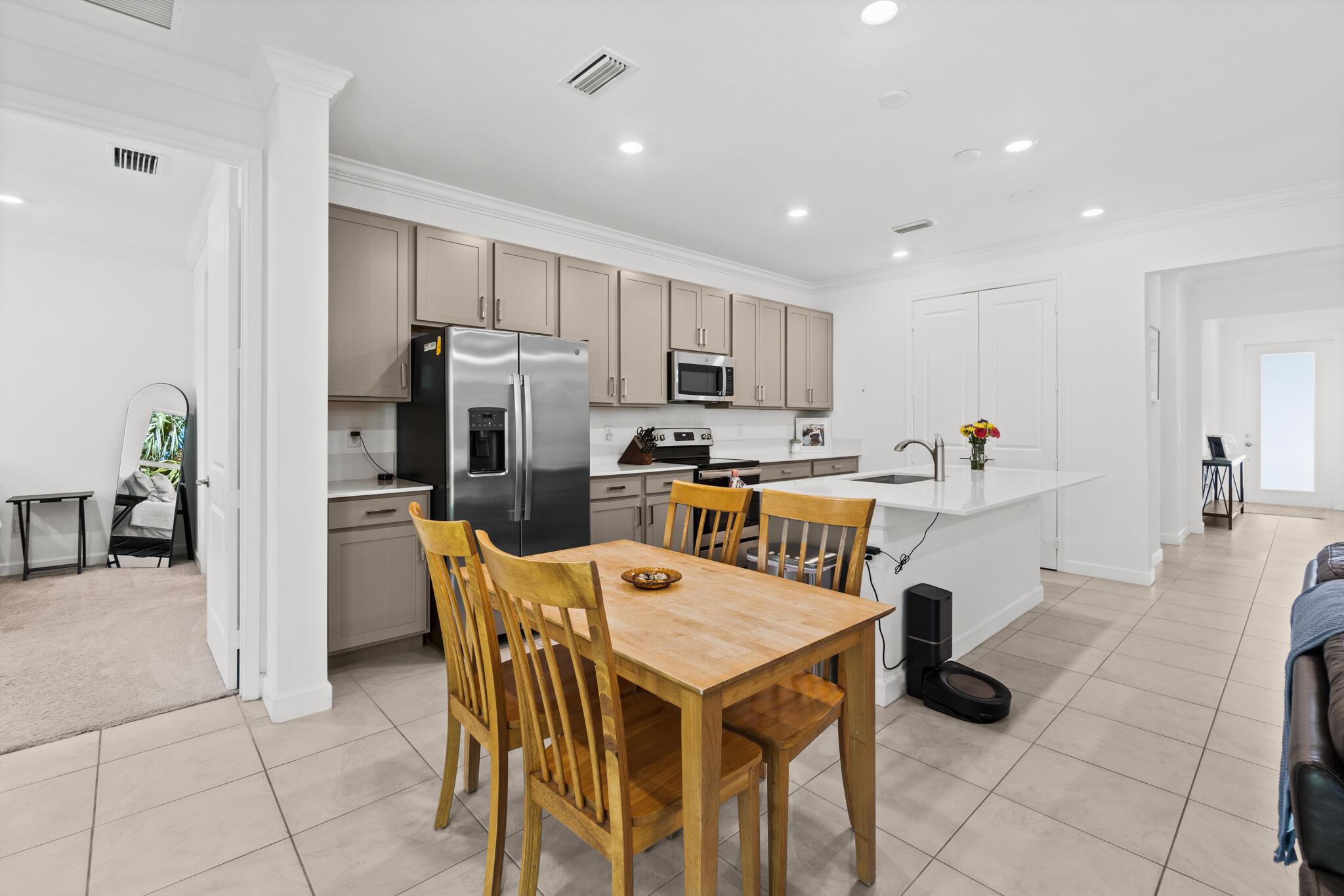 PALM VISTA EVERLANDS - Residential